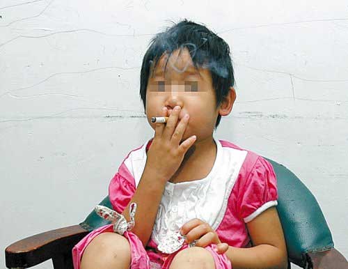 3岁多小女孩抽烟成瘾 5分钟连抽两根烟 - - 易班